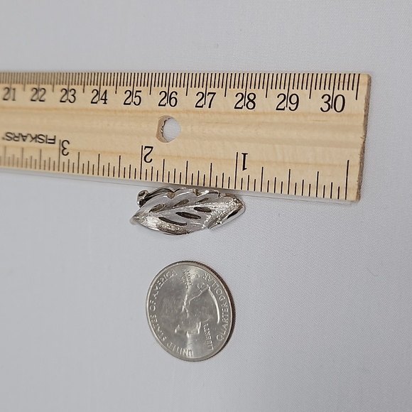 Vintage Silver Tone Leaf Earrings Clip Textured - Picture 5 of 8